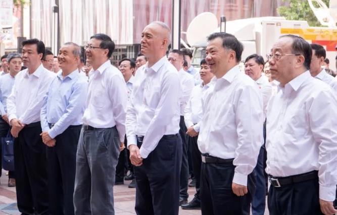 北京市B總台B商務部領導通過總台5G+8K技術調研各商圈消費市場