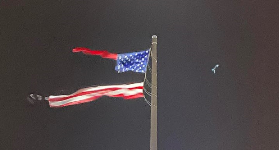 美國國旗被雷劈成布條]網絡圖片^