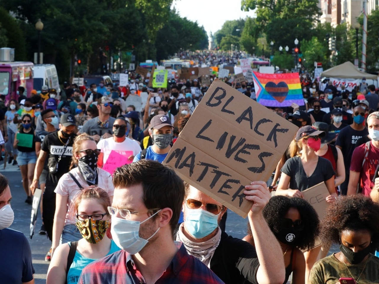 当地时间6月6日A大批華盛頓民眾上街反對種族歧視及警暴]路透社^