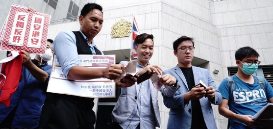 香港市民到英國駐香港總領事館外手撕英國BNO護照