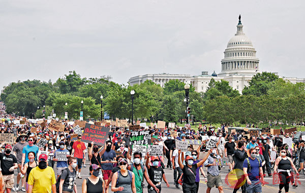 特朗普被揭發原本計劃在華盛頓出動1萬名現役軍人鎮壓示威C圖為首都華盛頓前日有大批民眾遊行C路透社