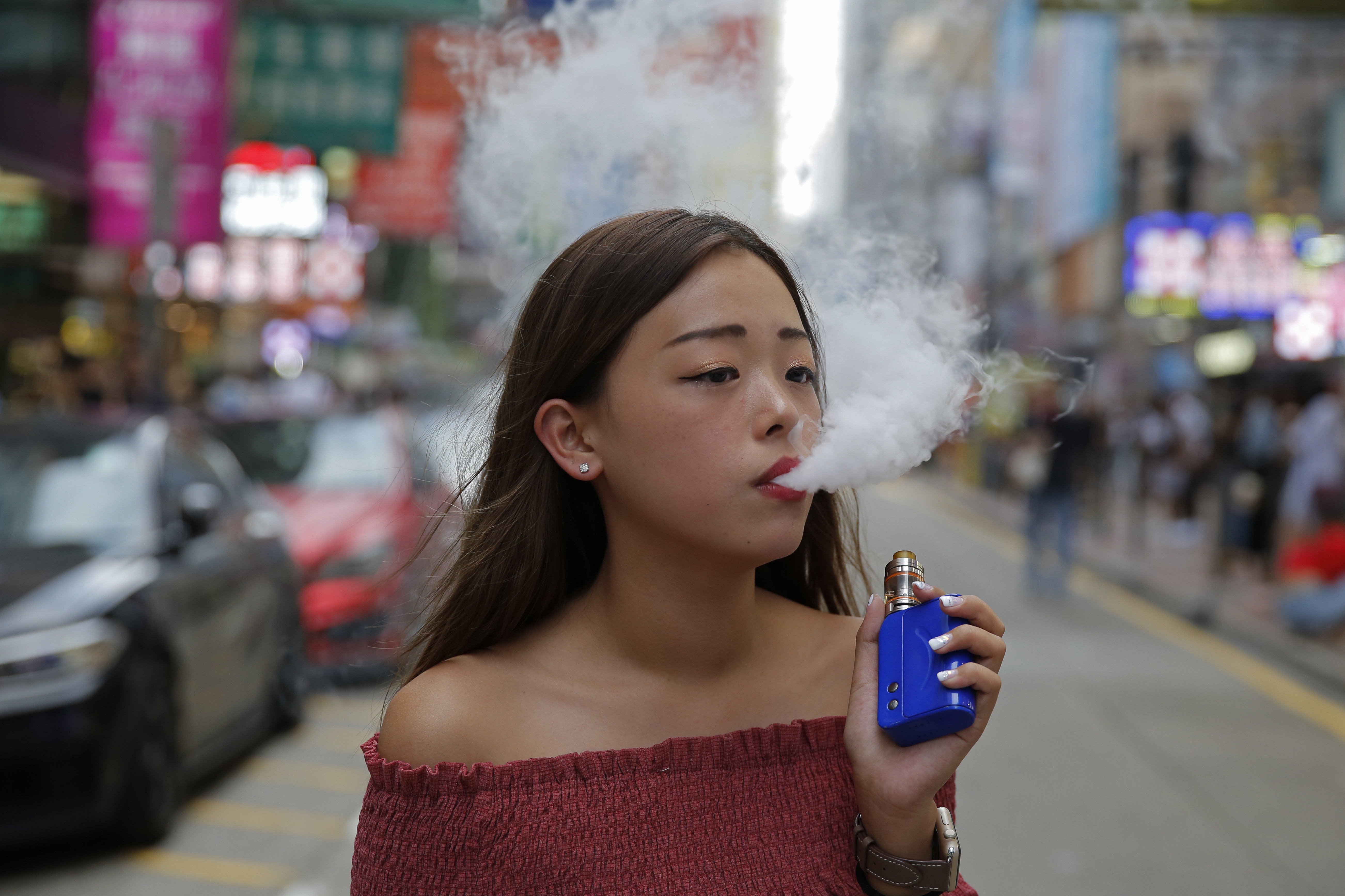 本港超過63萬人有每日吸食香煙習慣，佔所有15歲及以上人士的10.2%。（美聯社資料圖片）