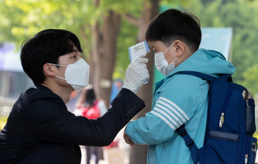 韓國首爾世輪初等學校的學生返校時接受體溫檢測C]新華社^