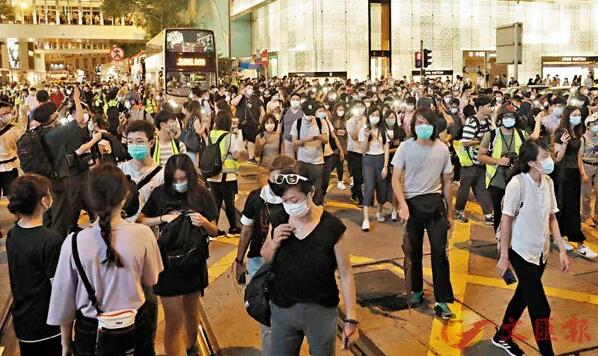 遊行者被煽惑走出馬路A令車輛紛紛停下C香港文匯報記者 攝