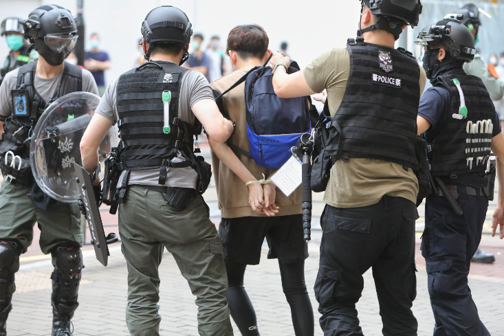 在亂港政客教唆下A成百上千青年涉嫌參與暴亂被捕C]點新聞資料圖片^