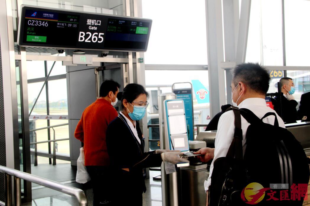 旅客在廣州白雲機場乘坐國內航班u一證通關vA憑身份證即可登機C記者方俊明 攝