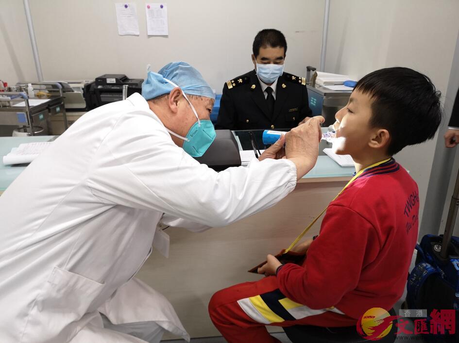 保健中心口岸工作部醫護人員為走讀學童進行醫學檢查C記者石華 攝