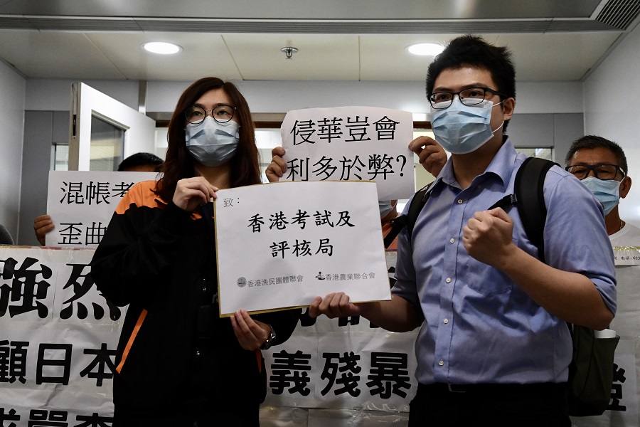 5月18日A香港漁民團體聯會B香港農業聯合會成員到香港考試及評核局灣仔辦事處譴責考評局所出的中學文憑試歷史科一條試題嚴重偏頗A罔顧日本軍國主義侵華鐵證及嚴重傷害國民感情和尊嚴A要求有關當局嚴查事件]香港中通社^