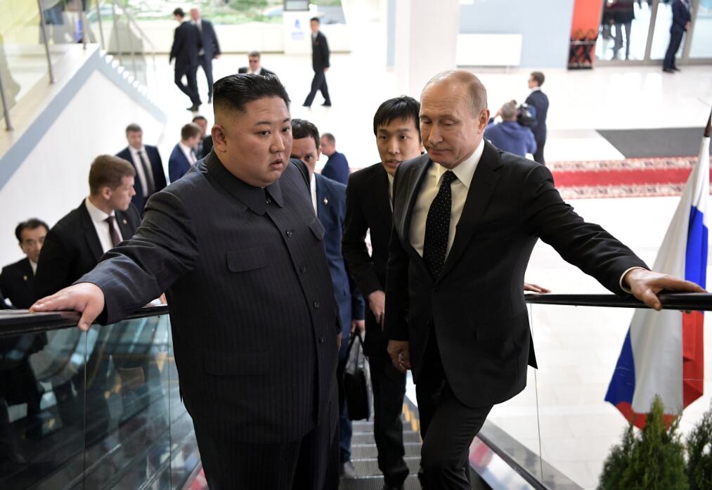 2019年4月25日A俄羅斯總統普京]右^和朝鮮領導人金正恩一同搭乘電梯C資料圖G美聯社