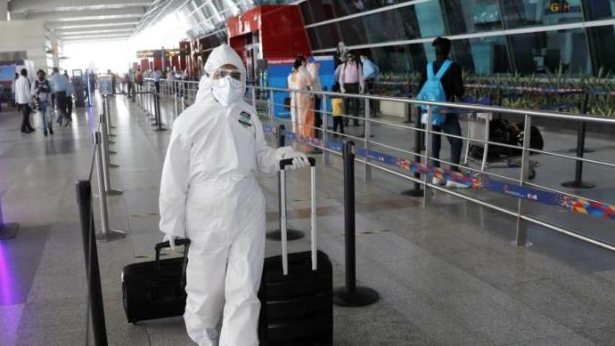 5月25日A在印度新德里英迪拉P甘地國際機場A旅客們穿戴着防護服和面罩出行C中新社