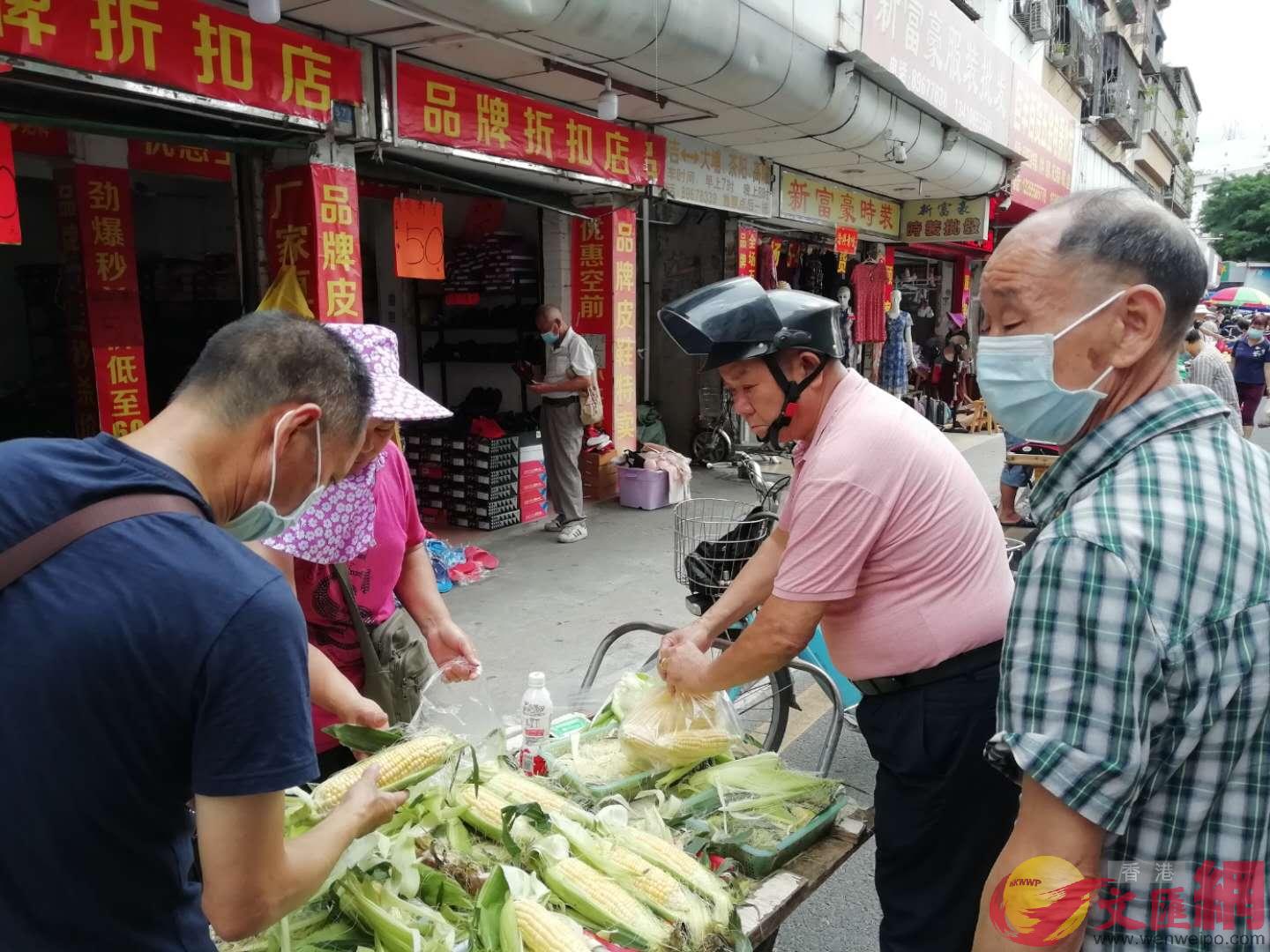 深圳地攤經濟逐步復蘇A其因價格低而吸引許多顧客A圖為一玉米銷售攤位]記者 李昌鴻 攝^