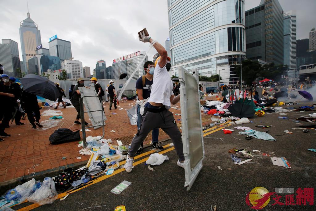 去年6月12日A反修例示威暴亂中A暴徒向警察掟磚(香港文匯報資料圖)