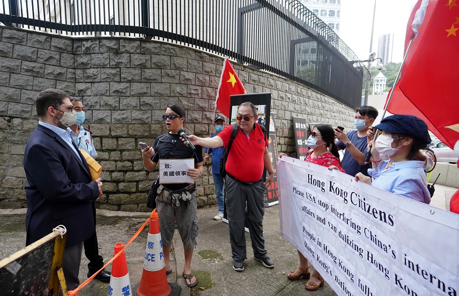 6月15日，一群支持涉港國安立法的香港市民來到美國駐香港總領事館門前，抗議美國政客就涉港國安立法干預香港內部事務（香港中通社）