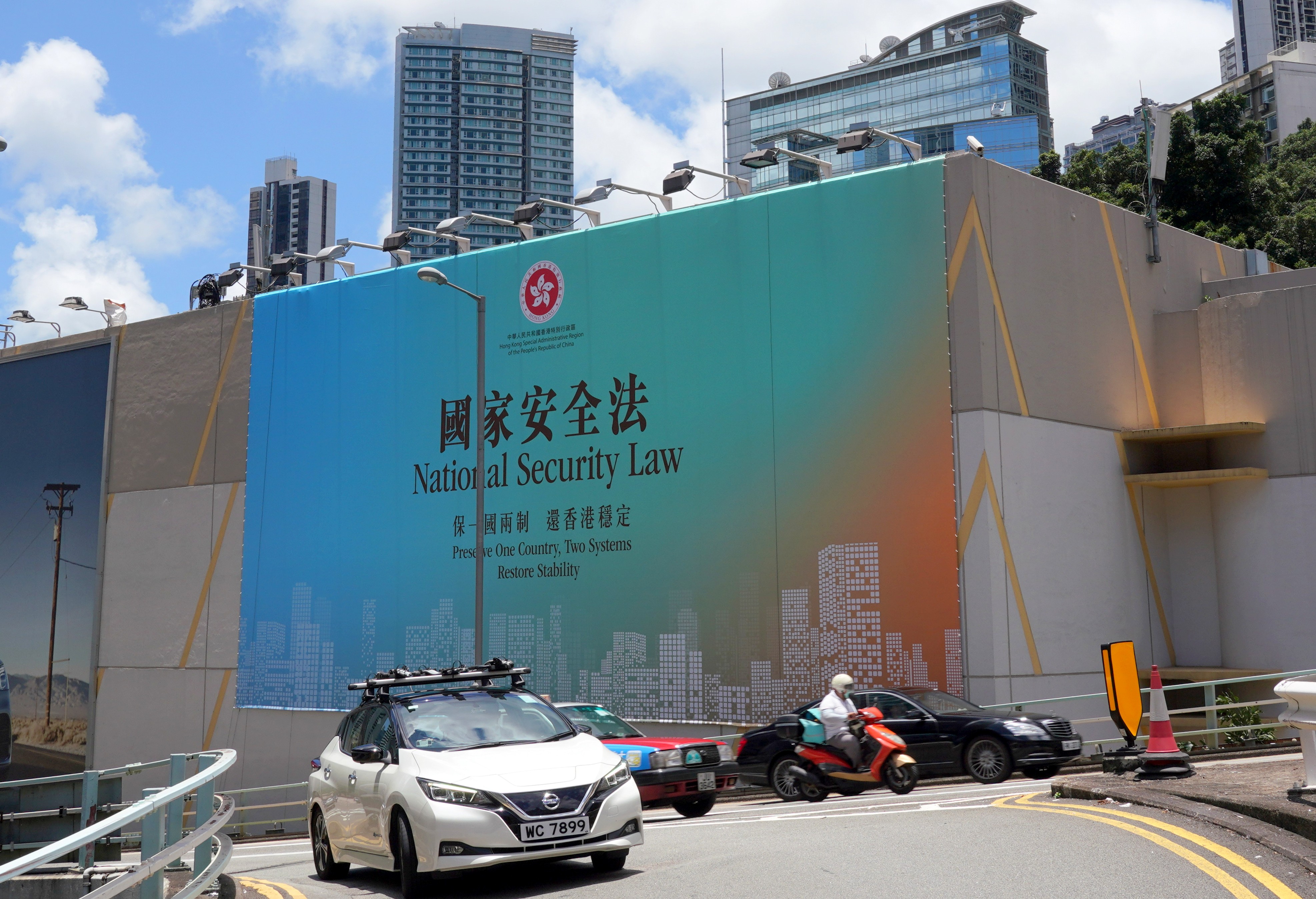 6月11日，在美國駐香港總領事館對面的一棟建築物外牆上，一幅支持國安立法的巨幅公益廣告格外醒目，巨幅廣告上用中英文書寫「國家安全法」和「保一國兩制 還香港穩定」等文字（香港中通社）