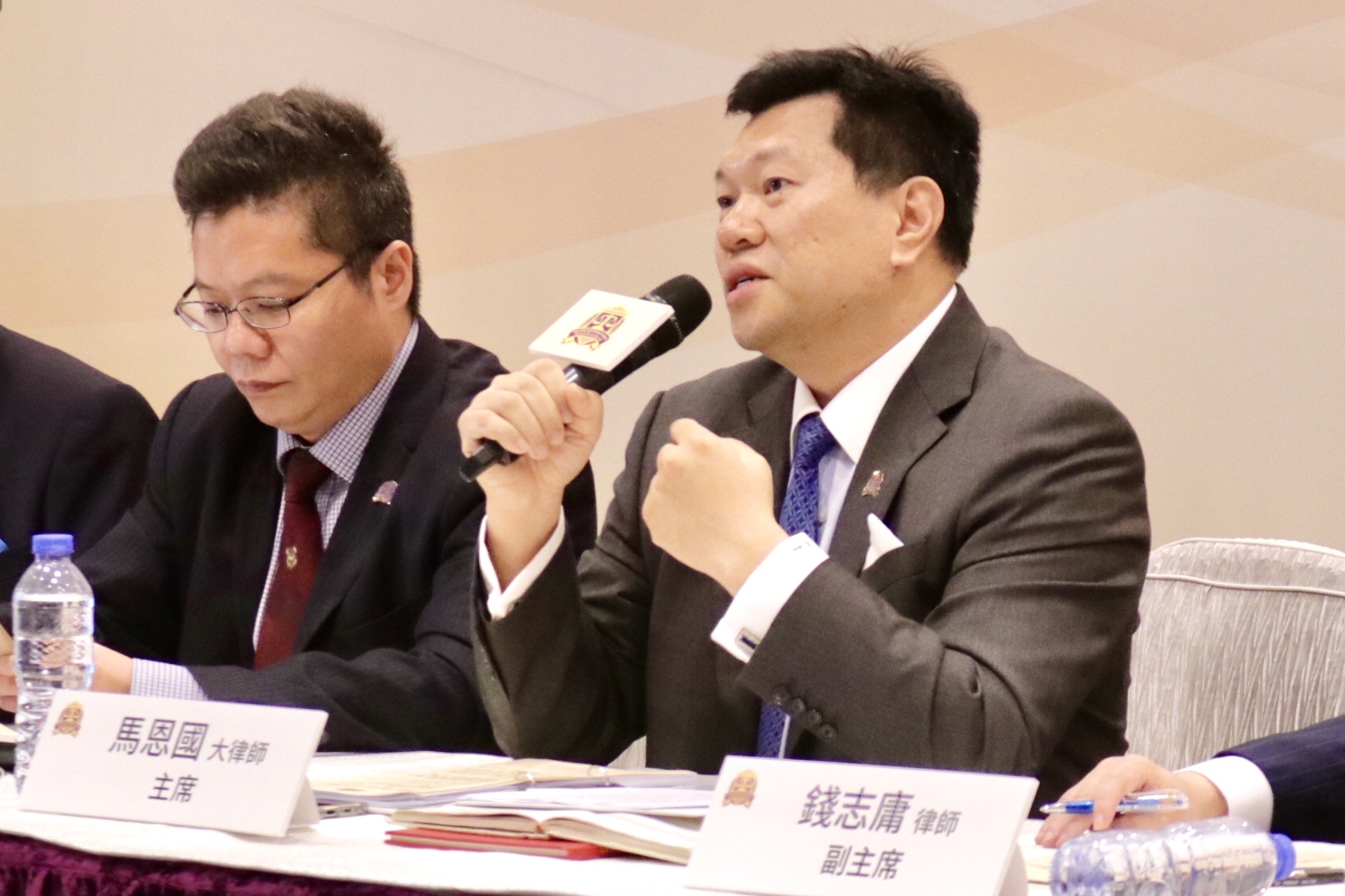 馬恩國(右)表示A普通市民與外國組織或個人正常交流不會觸犯勾結外國勢力C資料圖片