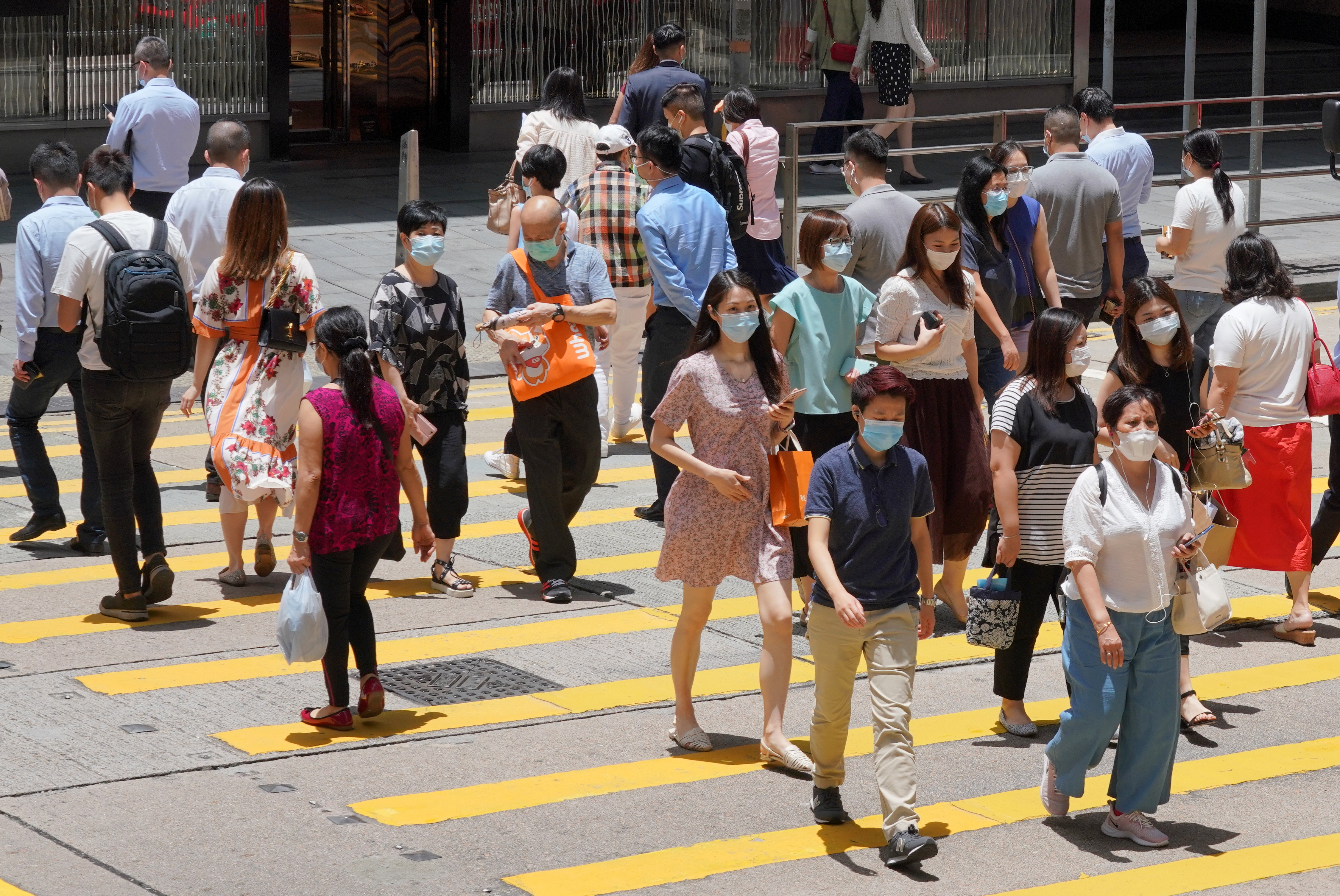 本港新冠肺炎疫情緩和A市民戴口罩出行C(中通社圖片)