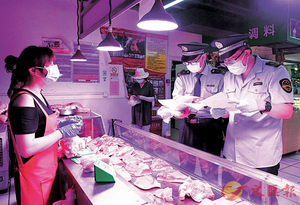 執法人員對北京一市場商戶所售鮮肉的進貨渠道進行檢查C 新華社