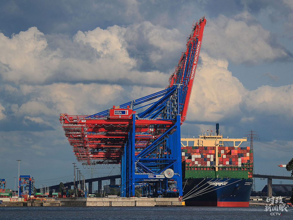 6月7日A全球最大集裝箱船uHMM阿爾赫西拉斯v號首次抵達德國漢堡港C