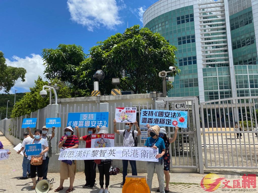 近日有市民自發到壹傳媒大樓外集會A斥責黎智英出賣國家A荼毒香港年輕一代C