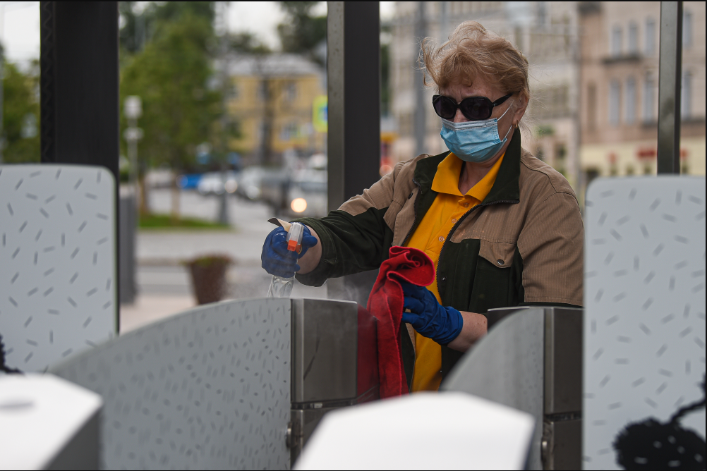 當地時間6月15日A工作人員在俄羅斯莫斯科動物園入口處進行清潔工作A為動物園重新開放做準備C]新華社圖片^