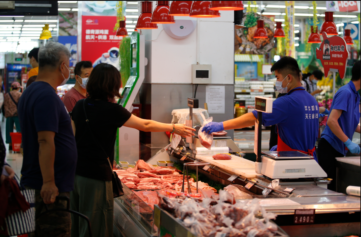 6月19日A北京市朝陽區一家京客隆超市內A市民選購豬肉C]中新社記者 蔣啟明 攝^
