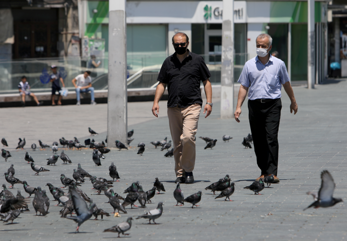 人們戴着口罩在土耳其伊斯坦布爾市區出行]新華社圖片^