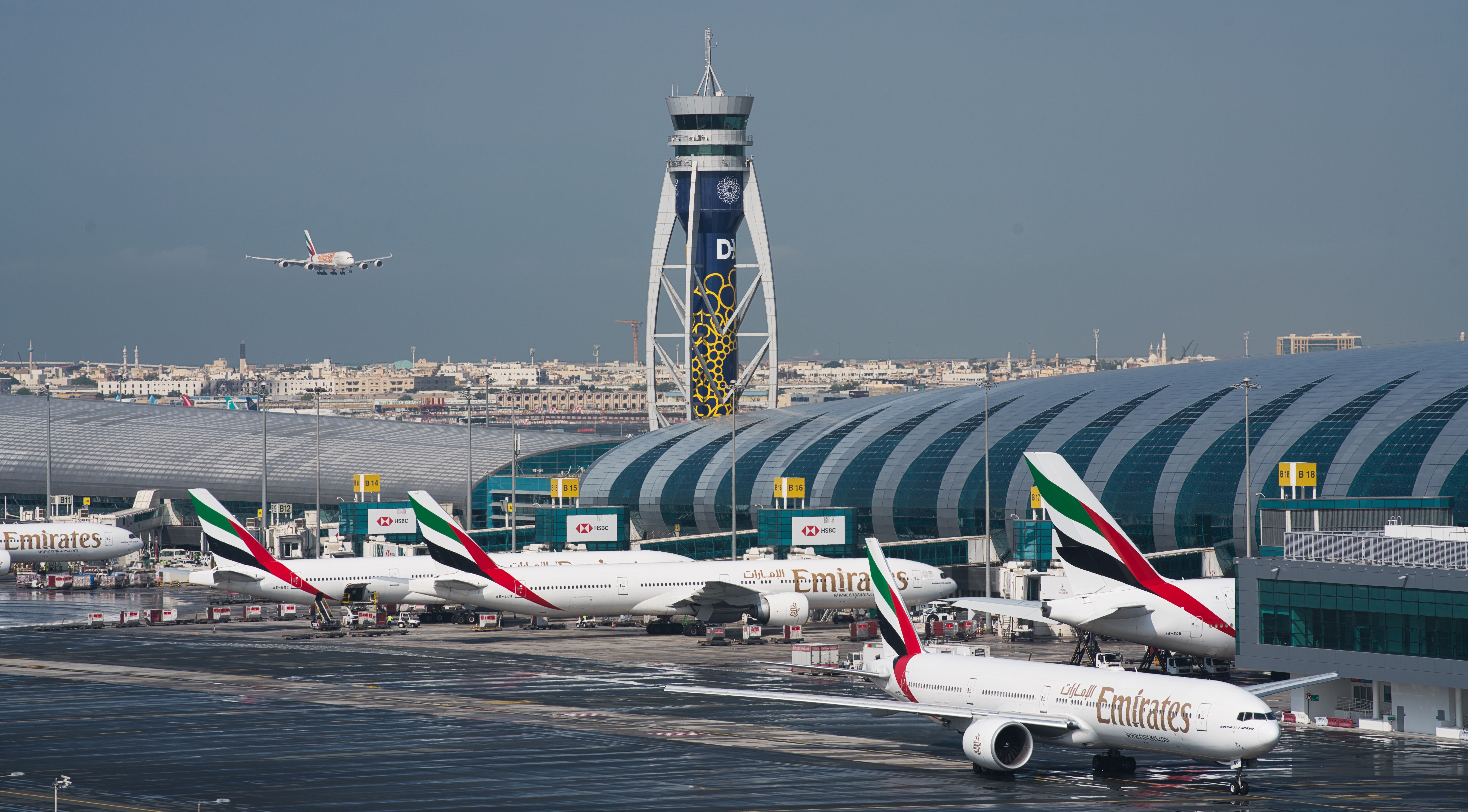 11名內地旅客上周六乘坐阿聯酋航空EK380A由迪拜抵港 (美聯社資料圖片)
