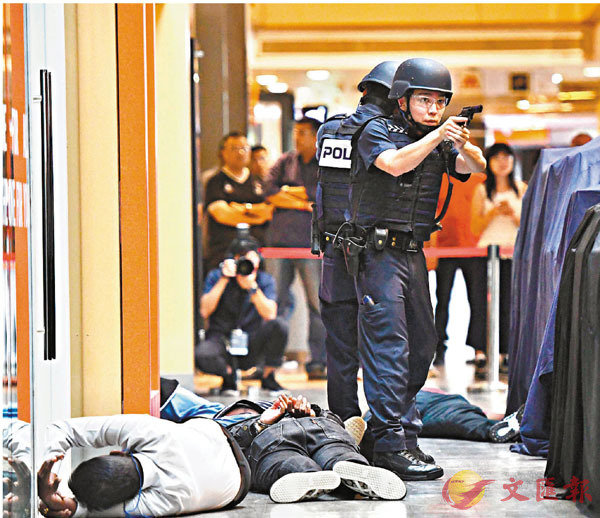 警察在新加坡一個購物商場參加聯合反恐演練C 資料圖片