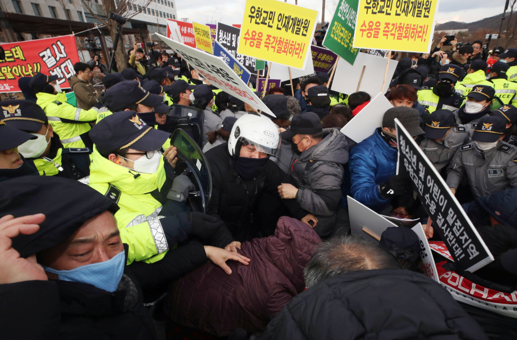 2020年3月6日韓國居民不滿政府在他們住處附近隔離武漢僑民A與警員爆發衝突]美聯社^ 