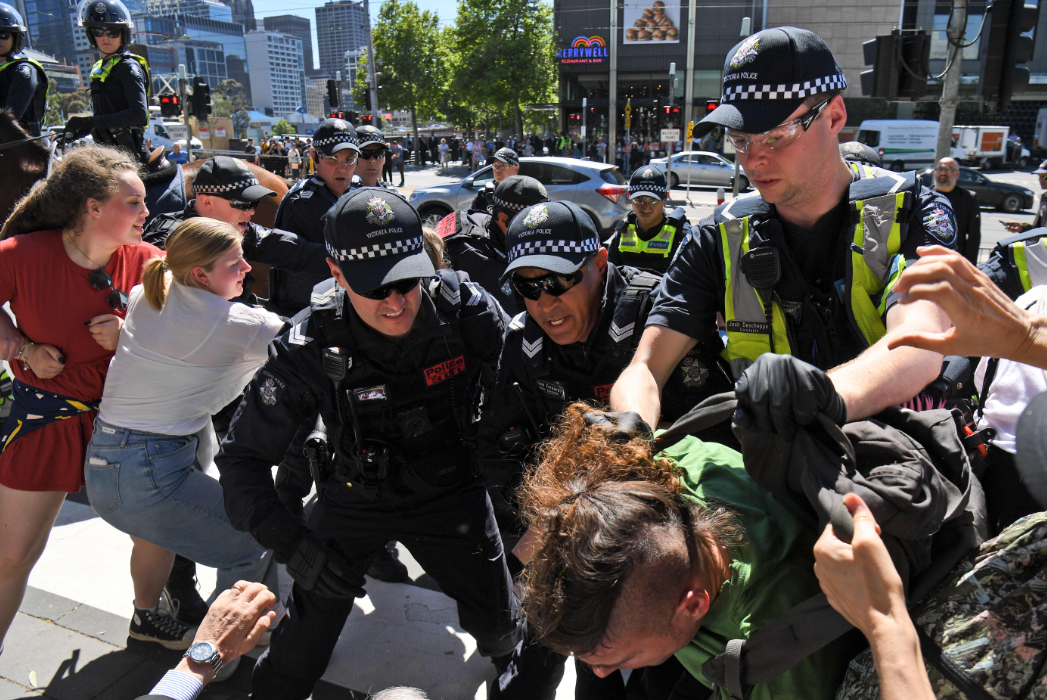 2019年10月29日A澳洲警員拘捕多名企圖擾亂會議的示威者]法新社^ 