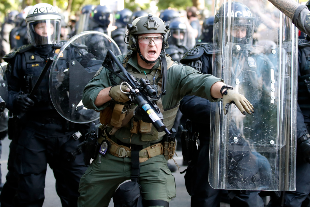 2020年6月1日A美國警察清理白宮門前因弗洛伊德一事引發的抗議示威活動現場]美聯社^ 