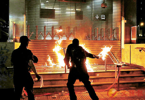 黑衣魔曾深夜以汽油彈火燒黃埔港鐵站。（資料圖片）