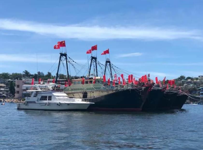 28日A香港新界海域停泊的船只插滿了國旗和區旗