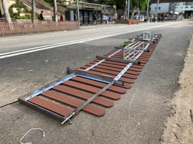 路邊鐵欄被拆毀扔上馬路C(香港警察fb)