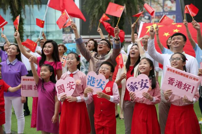 市民太平山頂齊唱國歌慶香港回歸C(大公文匯全媒體圖片)