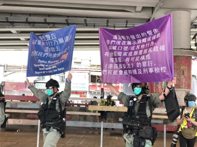 警方在鵝頸橋底多次舉藍旗及紫旗警告C(大公文匯全媒體記者攝)