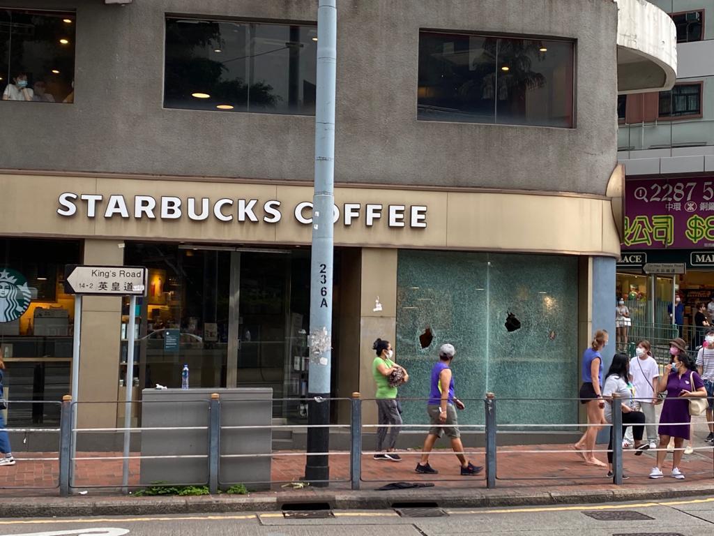 天后英皇道的星巴克咖啡店被暴徒破壞C(警方FB圖片)