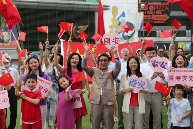 市民太平山頂齊唱國歌慶香港回歸C(大公文匯全媒體圖片)
