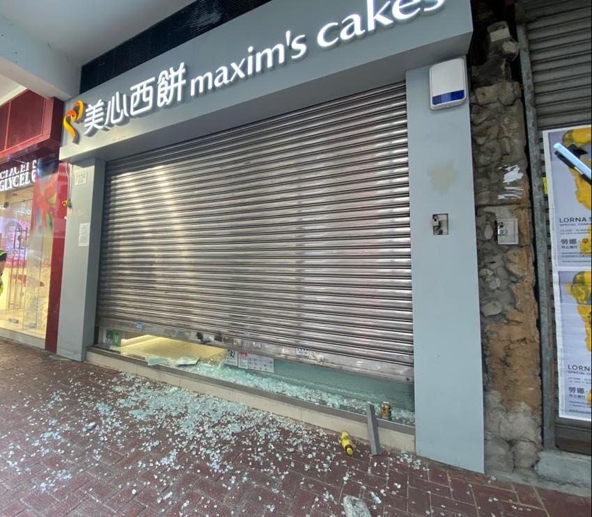 銅鑼灣波斯富街的美心西餅店被暴徒破壞C(警方FB圖片)