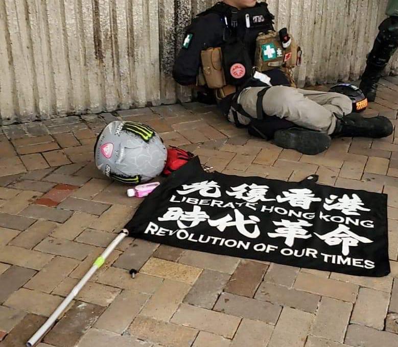 一名男子在灣仔駕駛電單車撞向正在附近執勤的警員A電單車插著寫有u光復香港 時代革命v的旗幟(警方FB圖片)
