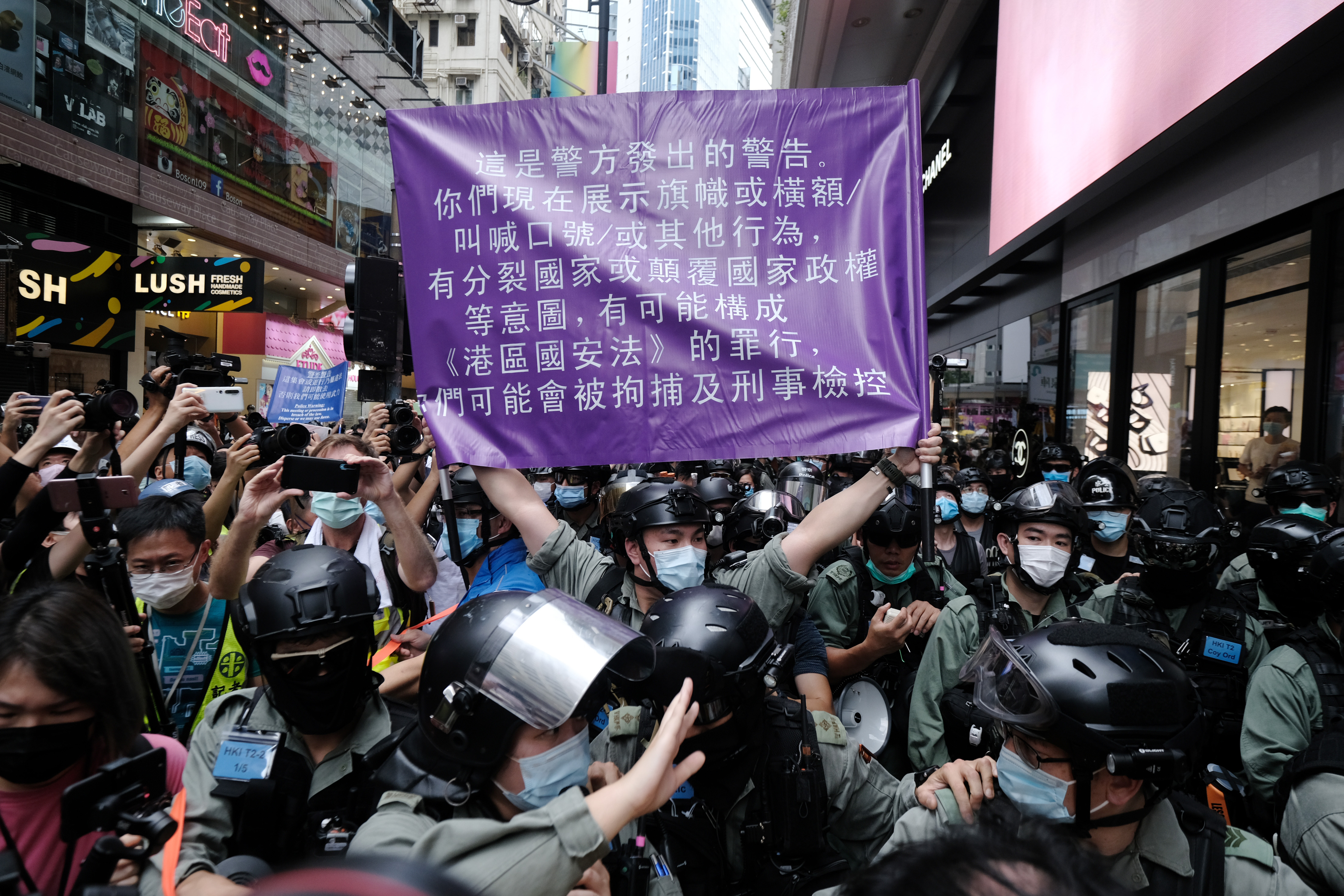 警方昨日在銅鑼灣首次舉起紫旗警告示威者C資料圖片