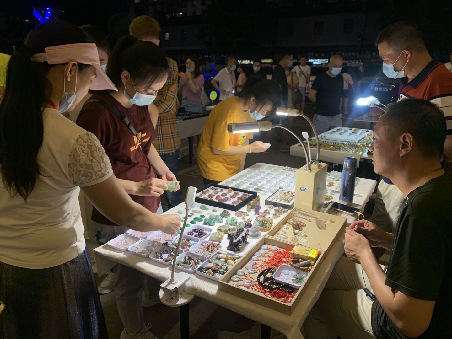 珠寶夜市吸引了不少市民參與 記者 郭若溪攝