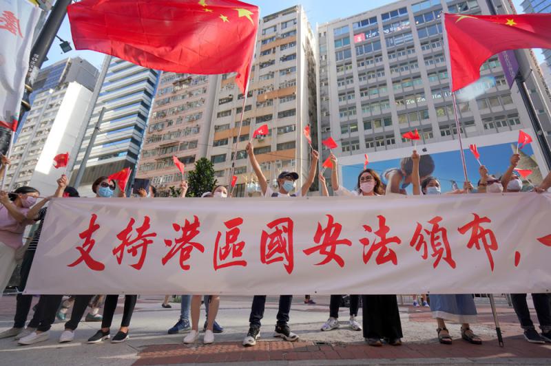 一眾香港市民日前來到銅鑼灣街頭舉行u支持香港國安法唱國歌v活動\中新社