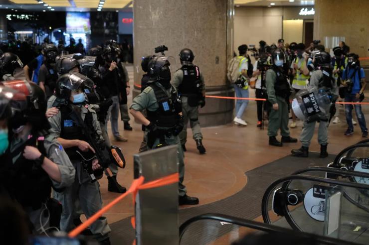 此前銅鑼灣暴亂A警員在時代廣場商場內清場C]香港文匯報記者攝^