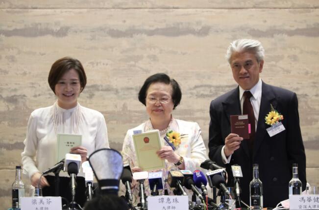 馮華健(右一)表示A中央就香港國安進行立法令基本法更加完善C(大公文匯全媒體記者呂仁欽攝)
