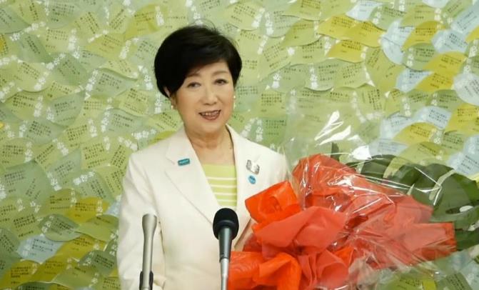 5日晚A已確定連任的小池百合子接受支持者贈送的花束\美聯社