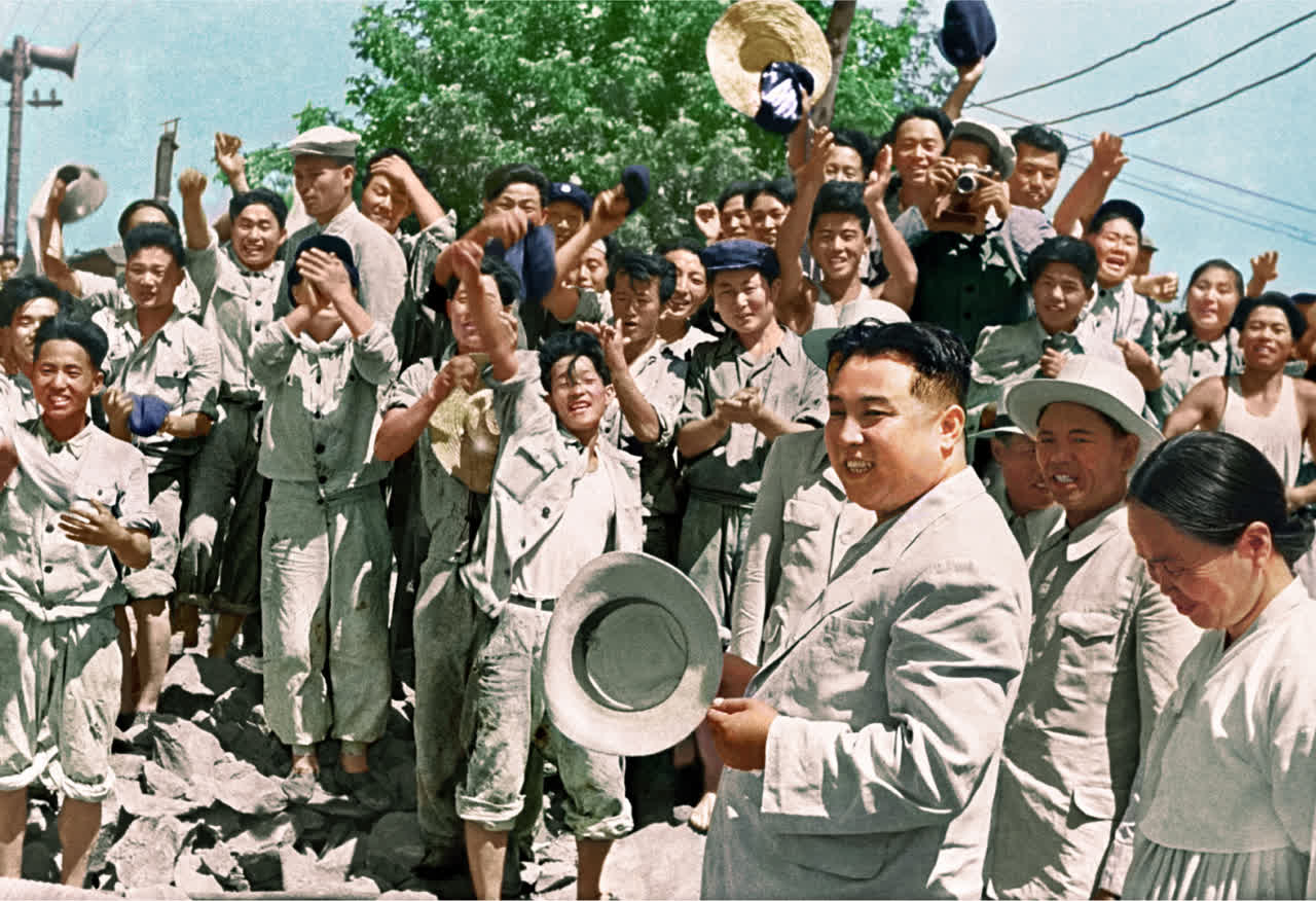 1957 年,金日成看望城市建設者。 1957 年,金日成看望城市建設者。
