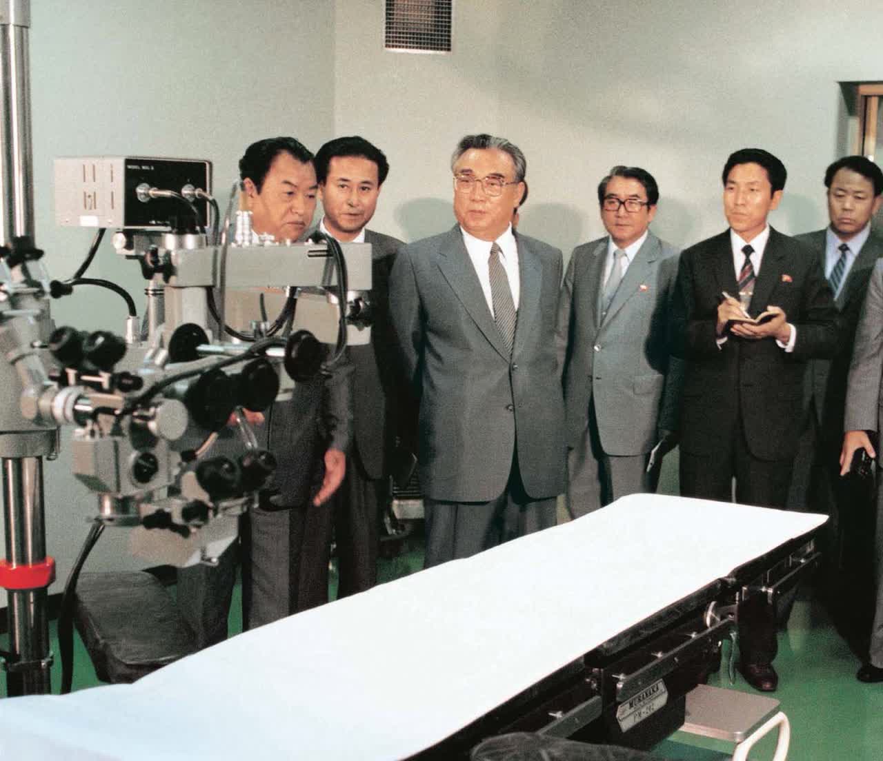 1986年6月,金日成視察金萬有醫院。 1986年6月,金日成視察金萬有醫院。
