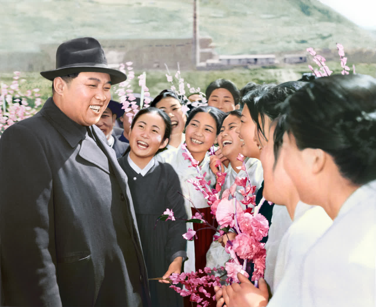 1961年,金日成和女工人在一起。 1961年,金日成和女工人在一起。