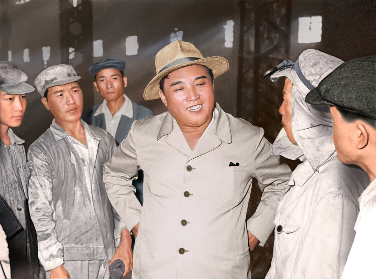 1962年,金日成視察降仙煉鋼廠。 1962年,金日成視察降仙煉鋼廠。